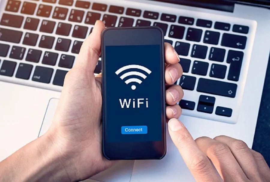 ફ્રી Wi-Fi વાપરતા પહેલા ૧૦૦ વાર વિચારજો! તમારું બેંક એકાઉન્ટ થઈ શકે છે ખાલી 2 Public WiFi risks
