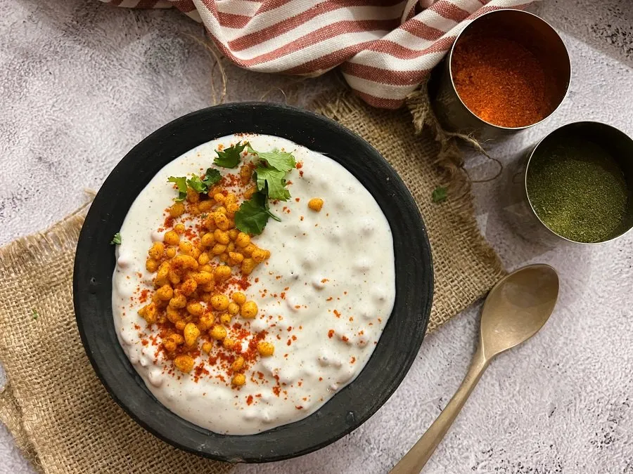 શું તમે સાદું રાયતું ખાઈને કંટાળ્યા છો? આ ખાસ વઘાર સાથે બનાવો ચટપટું 'વઘારેલું બુંદી રાયતું' 2 Boondi Raita
