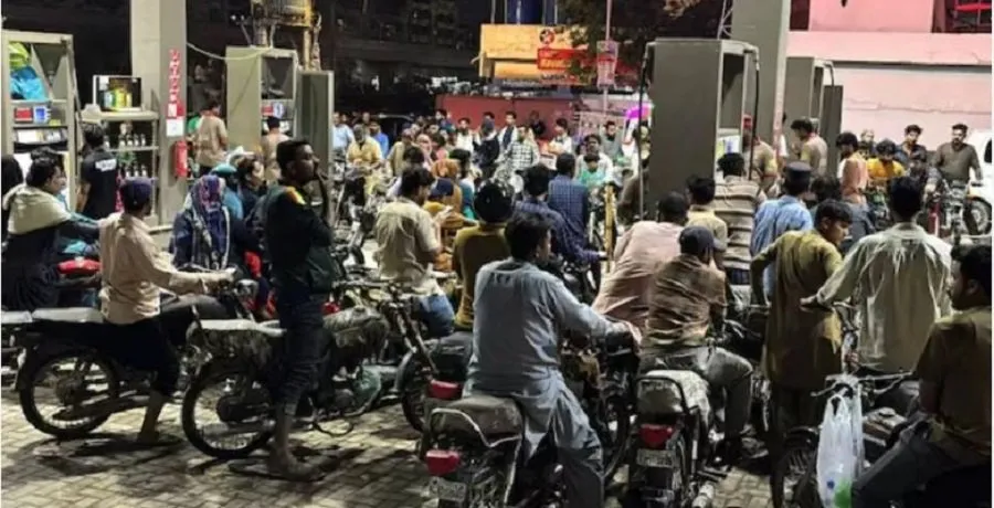પાડોશી દેશમાં મોંઘવારીનો વિસ્ફોટ: એક લિટર પેટ્રોલના 414 રૂપિયા, આર્થિક કટોકટી રોકવા સરકારે લીધા આકરા નિર્ણય 2 park.jpg