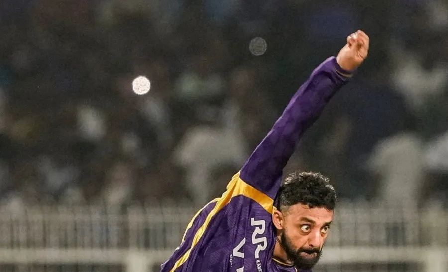 KKR ના આ સ્ટાર સ્પિનરને છે ફ્રેક્ચર, તો પણ પ્લેઓફ માટે રમી રહ્યો છે મેચ! 2 varun.jpg