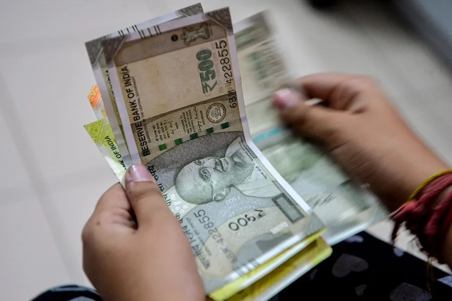 ડૉલર સામે ગગડતો રૂપિયો રોકવા RBI એ કમર કસી! શું દેશમાં ફરી લાગુ થશે 2013નો મોટો 'ટેપર ટેન્ટ્રમ પ્લાન'? 2 rupiyo.jpg