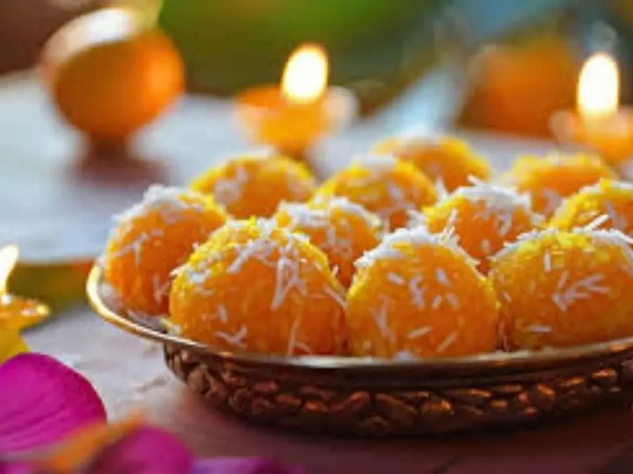 નો-કુક મેંગો કોકોનટ લાડુ: ગરમીમાં ગેસ ચાલુ કર્યા વગર બનાવો હેલ્ધી સ્વીટ 2 laddu1.jpg