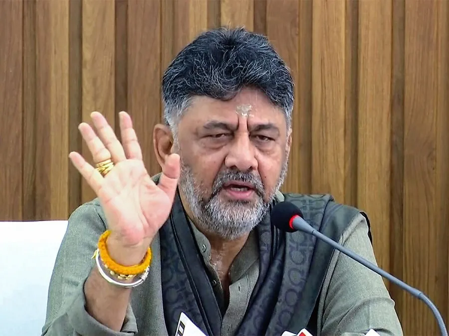 કર્ણાટક પોલિટિક્સમાં નવો વળાંક: સિદ્ધારમૈયાના રાજીનામાના સમાચાર વચ્ચે મોટો ખુલાસો, હજુ સુધી રાજ્યપાલ પાસે સમય નથી માંગ્યો 3 D.K. Shivakumar.jpg