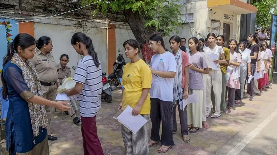 હવે પેપર લીક નહીં થાય? NEET વિવાદ બાદ સરકારનો મોટો નિર્ણય, ક્વેશ્ચન પેપરની સુરક્ષાની જવાબદારી સેના સંભાળશે! 3 neet paper2.jpg