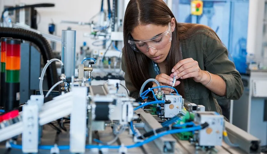 BTech CSEને ટક્કર આપી રહી છે Robotics Engineering, જાણો કેમ સતત વધી રહ્યો છે આનો ક્રેઝ 2 Robotics Engineering