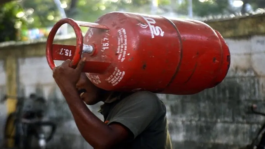 LPG ના નવા નિયમો: આજથી બદલાઈ ગઈ ગેસ સિલિન્ડર બુકિંગ અને ડિલિવરીની આખી સિસ્ટમ, જાણો નવા નિયમો 2 gas.jpg