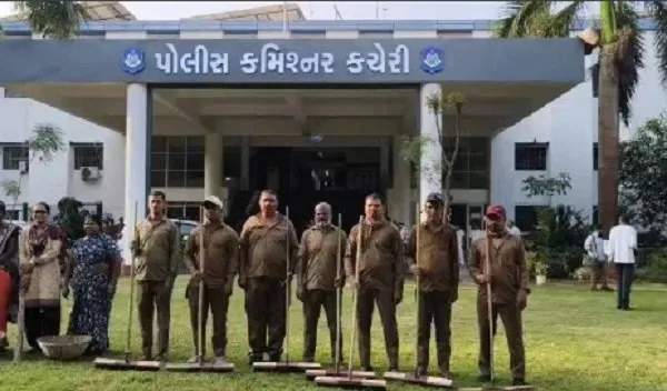 પીએમ મોદી આવતીકાલે સુરતમાં: વડાપ્રધાનના સ્વાગત માટે આખું શહેર સજ્જ, પોલીસે ઉપાડ્યું સફાઈ અભિયાન 2 surat.jpg