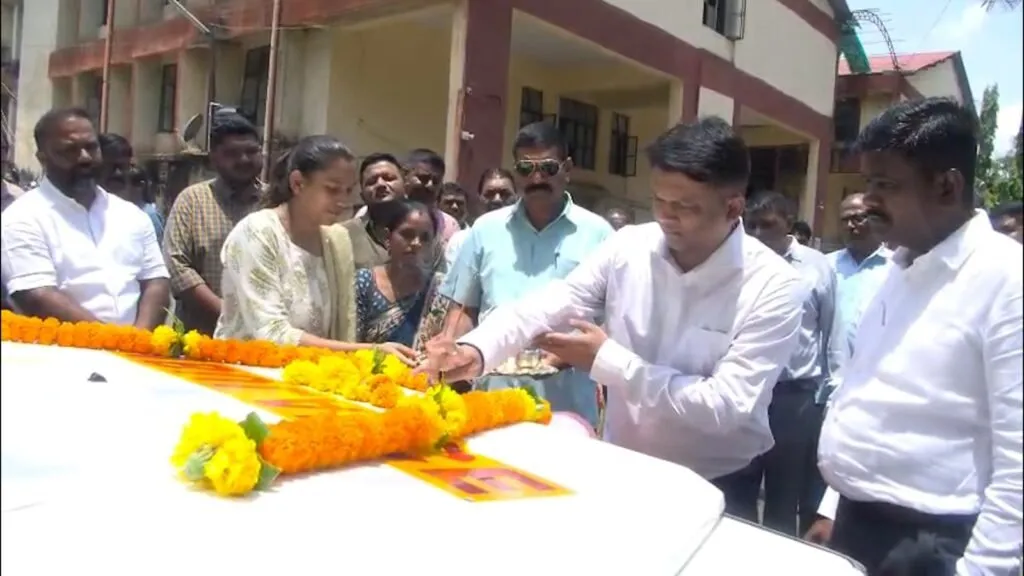 ડાંગ જિલ્લાને મળી નવી આરોગ્ય ભેટ: સાંસદ ધવલભાઈ પટેલના હસ્તે ૩ નવી એમ્બ્યુલન્સનું લોકાર્પણ 3 valsad
