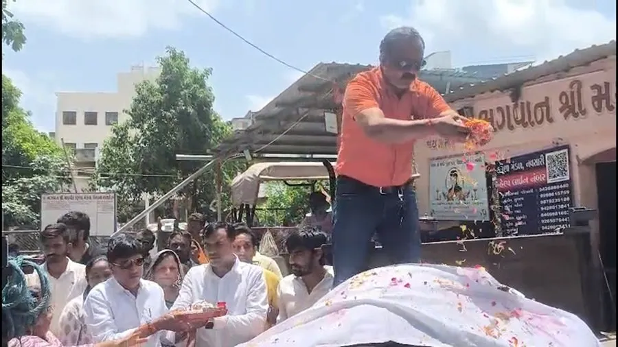 નવસારીમાં ગૌમાતાના સન્માનનો નવો સૂર્યોદય: મેયર અશોક ધોરાજીયાએ આપેલું વચન પાળ્યું, હવે ડમ્પિંગ યાર્ડ નહીં પણ સન્માનપૂર્વક અપાશે અંતિમ વિદાય! 2 cow.jpg