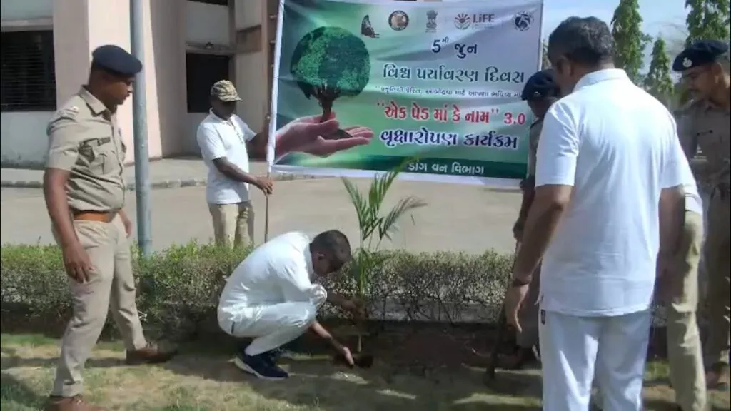 'વન છે તો જીવન છે': ડાંગમાં વિશ્વ પર્યાવરણ દિવસ નિમિત્તે યોગ અને વૃક્ષારોપણ દ્વારા અપાયો સ્વસ્થ જીવનનો સંદેશ 2 dang