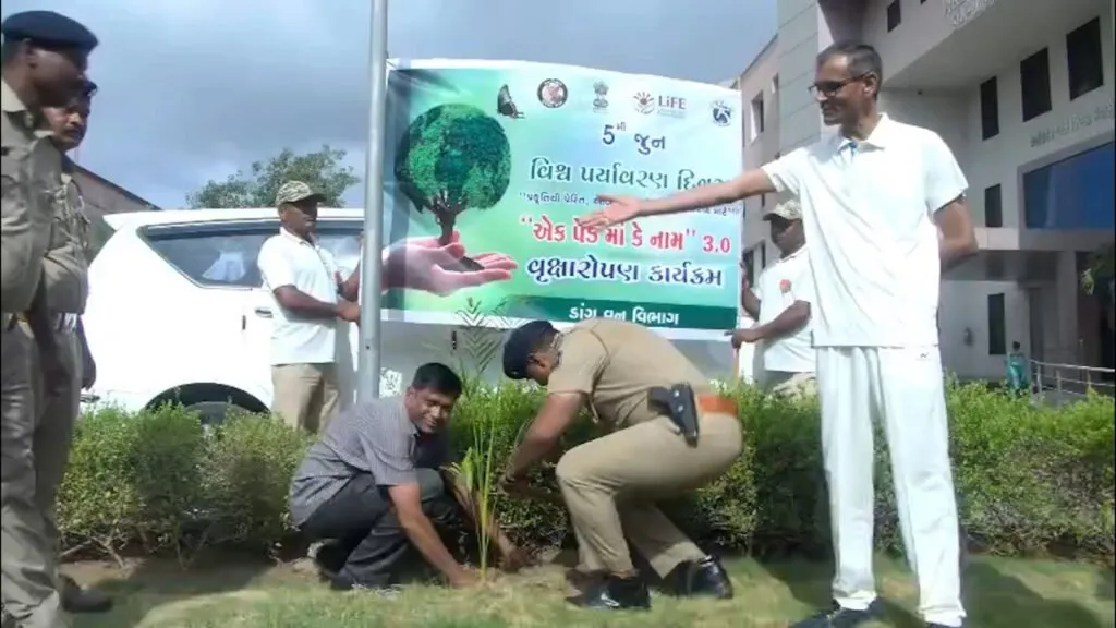 'વન છે તો જીવન છે': ડાંગમાં વિશ્વ પર્યાવરણ દિવસ નિમિત્તે યોગ અને વૃક્ષારોપણ દ્વારા અપાયો સ્વસ્થ જીવનનો સંદેશ 4 dnag1