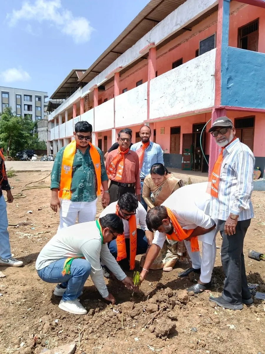 વલસાડમાં વિશ્વ પર્યાવરણ દિવસની ઉજવણી: ભાજપ લઘુમતી મોરચા દ્વારા શાહ કે.એમ. હાઈસ્કૂલ ખાતે કરાયું વૃક્ષારોપણ 3 valsad.jpg