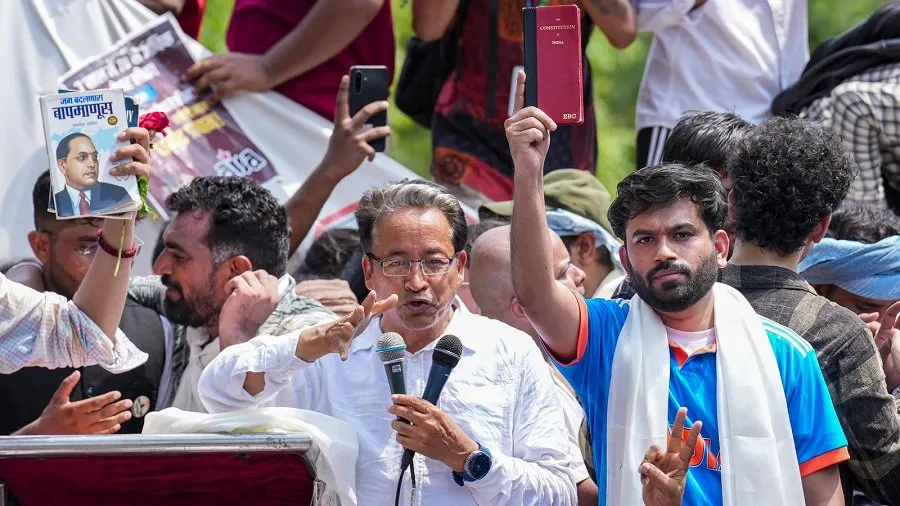 ધર્મેન્દ્ર પ્રધાન ઘેરાયા: જંતર-મંતર પર 'કોકરોચ જનતા પાર્ટી'નો મોટો વિરોધ, 5 મોટી માગણીઓ સાથે સરકારને ચેતવણી 2 protest12.jpg