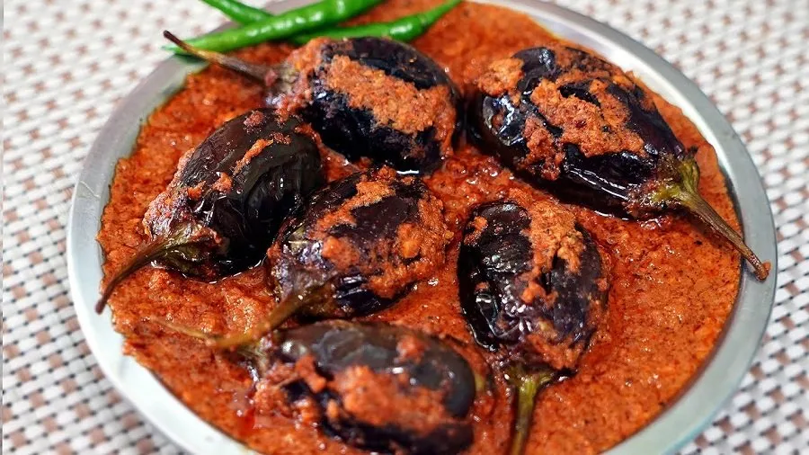 રસોઈ બનશે ખાસ! આજે જ લંચ કે ડિનરમાં ટ્રાય કરો આ ચટપટા ભરેલા રીંગણ 2 Bharwa Baingan
