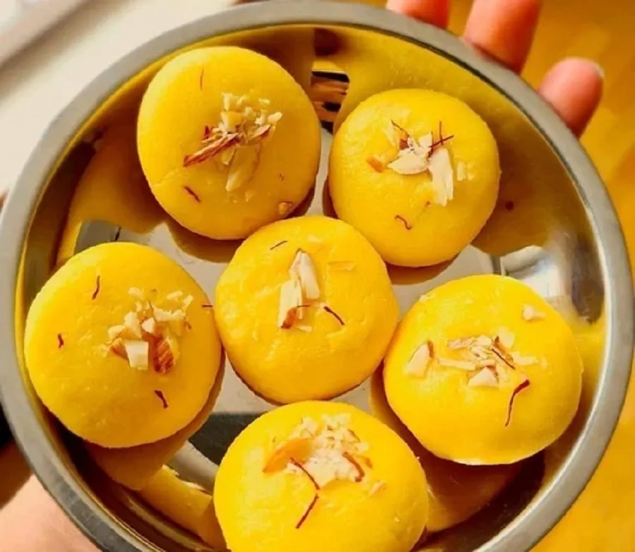 મોઢામાં મૂકતાં જ ઓગળી જાય તેવા સોફ્ટ કેસર મલાઈ પેંડાની રેસીપી 2 Kesar malai penda.jpg