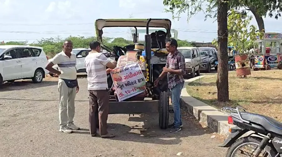 સુરતથી ૬૫ ટ્રેક્ટરો અને ૧૦૦ કારના કાફલા સાથે 'ખેડૂત અધિકાર યાત્રા' રવાના 2 sss.jpg