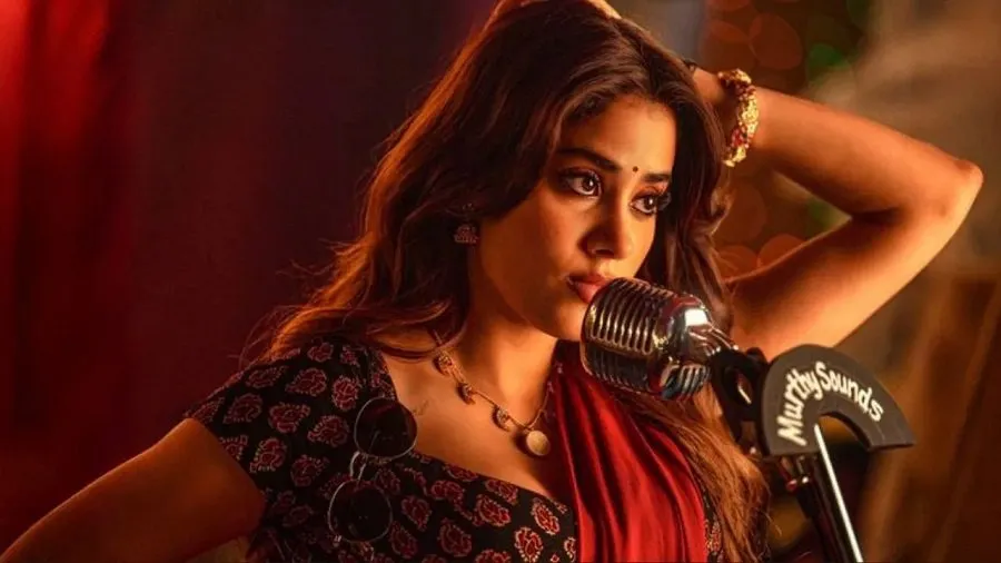 જાનવી કપૂરનું ધમાકેદાર કમબેક, ‘પેદ્દી’ પછી આ 5 મોટી ફિલ્મોથી બોક્સ ઓફિસ પર ધૂમ મચાવવા તૈયાર છે એક્ટ્રેસ! 2 Janhvi Kapoor