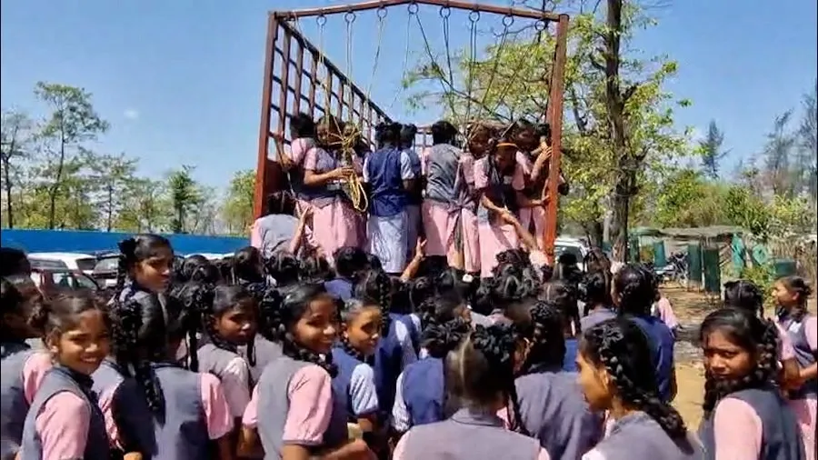 ‘એક પેડ મા કે નામ’ કે પછી વાહવાહી પાછળ બાળકો હેરાન? સરકારી પ્રોટોકોલમાં માસૂમોના સ્વાસ્થ્ય સાથે કેમ થયા ચેડાં? 2 school.jpg