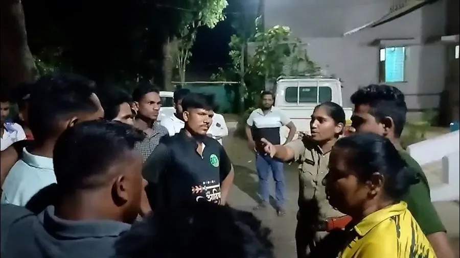 જનતાના સેવક કે જમીનદાર? ધરમપુરમાં વન વિભાગના મહિલા અધિકારીની દાદાગીરી: ગરીબ ખેડૂતને અડધો કિલોમીટર દોડાવ્યો! 3 poli.jpg