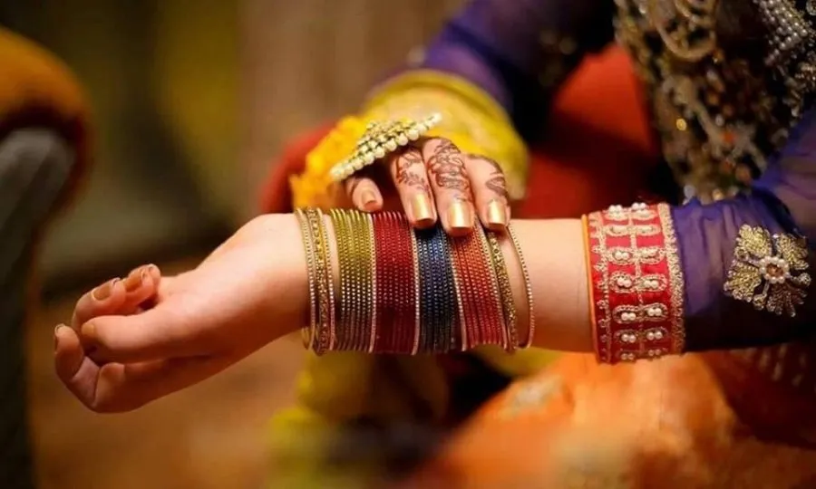 સ્ત્રીઓ કેમ પહેરે છે બંગડીઓ? માત્ર સૌંદર્ય જ નહીં, પણ આ ખાસ કારણો જાણીને તમે પણ ચોંકી જશો! 2 Bangles
