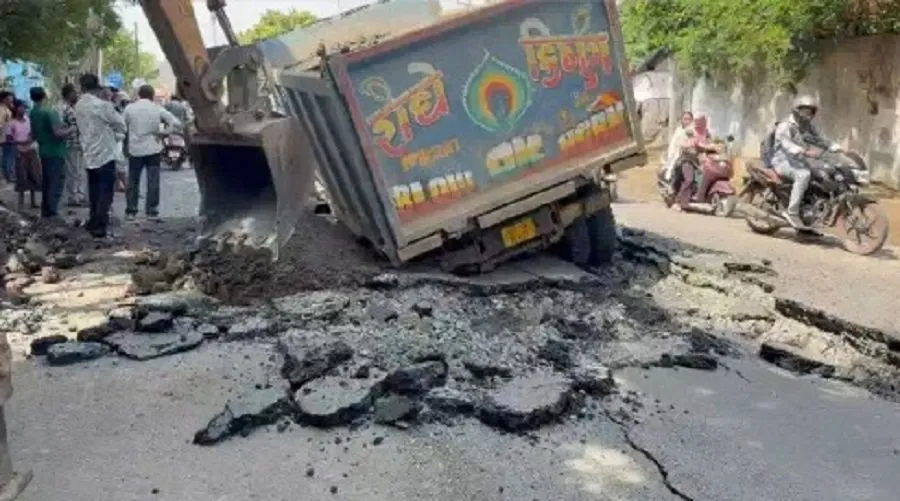 ચોમાસા પહેલાં જ પાલિકાની પોલ ખૂલી: ડીંડોલીમાં રોડ બેસી જતાં ટ્રકનું ટાયર ફસાયું! 2 trak.jpg