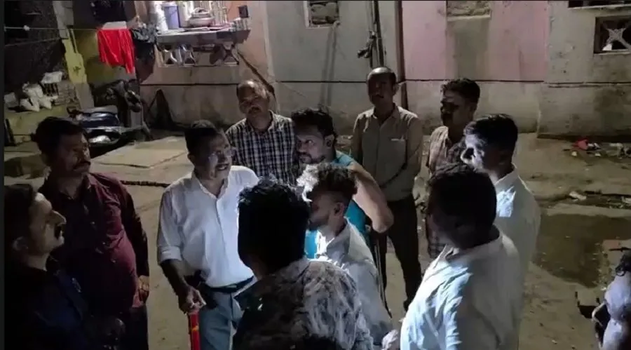 ડીંડોલીના ભેસ્તાન આવાસમાં 'રાઉન્ડ ધ ક્લોક' કોમ્બિંગ, ગુનેગારોમાં ફફડાટ! 2 surat.jpg