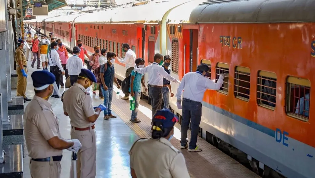 પ્લેટફોર્મ ટિકિટ લેતી વખતે આ મહત્વની વાતોનું હંમેશા રાખો ધ્યાન 3 Platform ticket