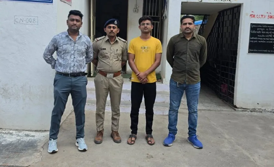 કુકરમુંડા પોલીસની સફળ કામગીરી: મોટરસાયકલ ચોરીના વોન્ટેડ આરોપીને ઝડપી પાડ્યો 2 police.jpg