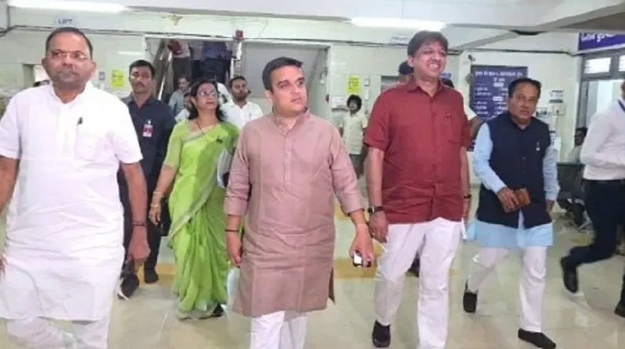 હર્ષ સંઘવીની અધ્યક્ષતામાં મહત્વની બેઠક: હળપતિ સમાજના આવાસ યોજનાના લાભો અંગે કરાઈ ચર્ચા 3 harsh.jpg