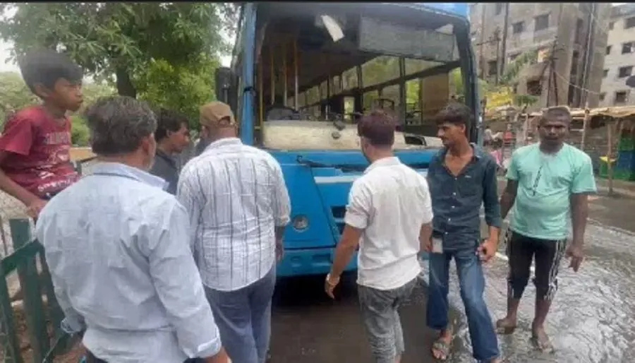 પાંડેસરા ગણેશ નગર બસ અકસ્માતના સીસીટીવી આવ્યા સામે, મહાનગરપાલિકાની મોટી બેદરકારી 3 bus.jpg
