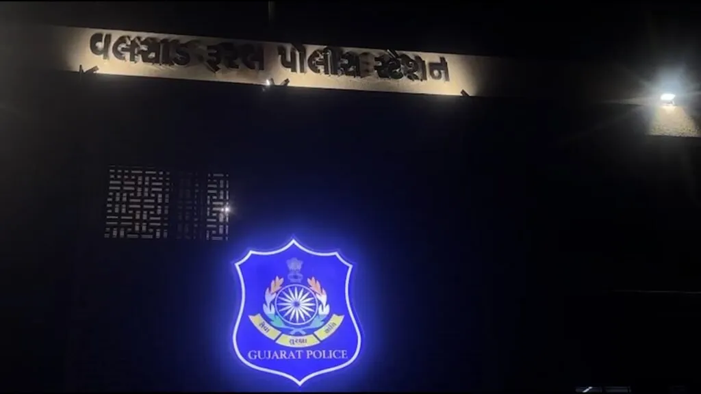 'સત્ય ડે'ના અહેવાલ પર લાગી મહોર: વલસાડમાં SMCની મેગા રેડ, 20 હજાર દારૂની બોટલ અને ટીન ઝડપાયા 2 valsad1