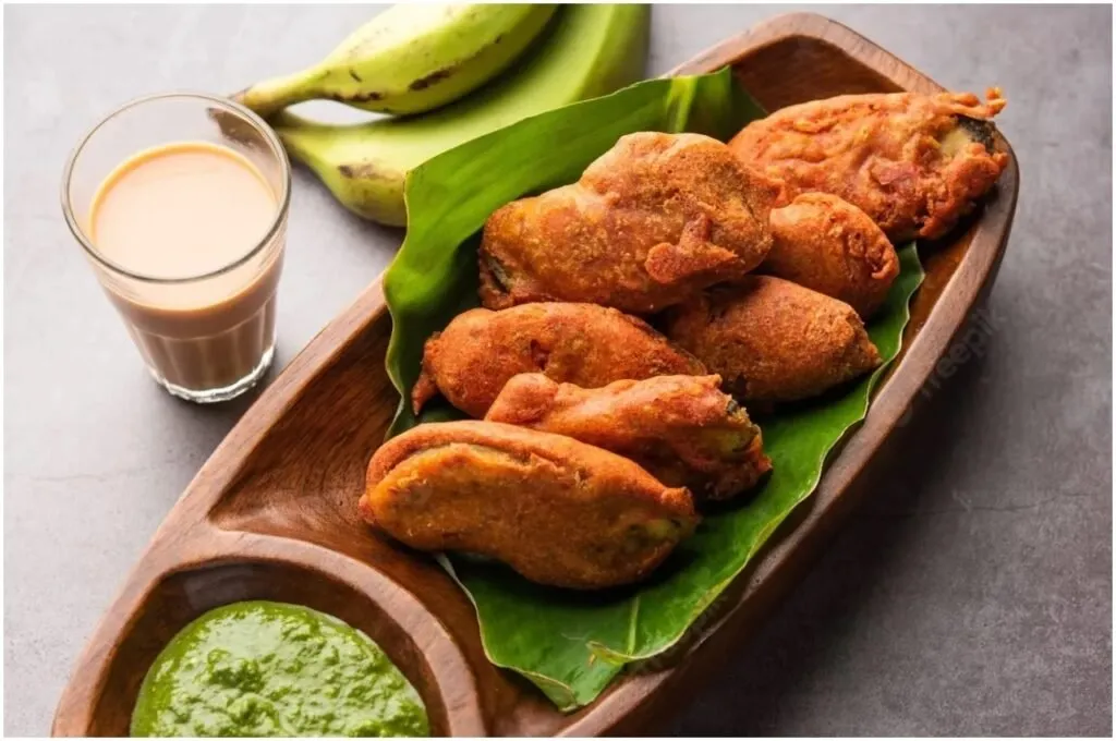 મિનિટોમાં તૈયાર કરો કાચા કેળાના ગરમાગરમ ભજીયા 2 Raw Banana Pakoda