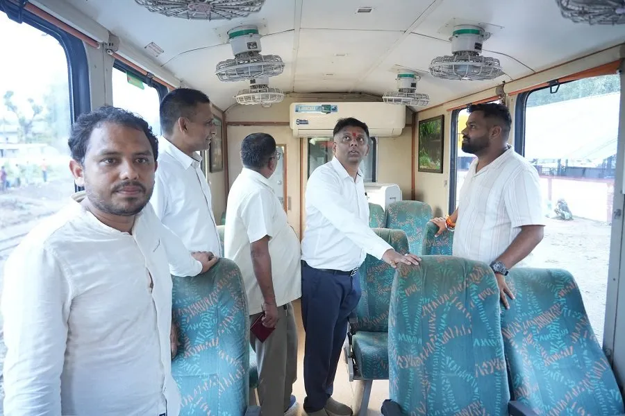 વલસાડના સાંસદ ધવલ પટેલની જનતા સાથે મુસાફરી: ડુંગરડા-વઘઈ નેરોગેજ ટ્રેનના જનરલ કોચમાં પ્રવાસ કર્યો 3 h.jpg