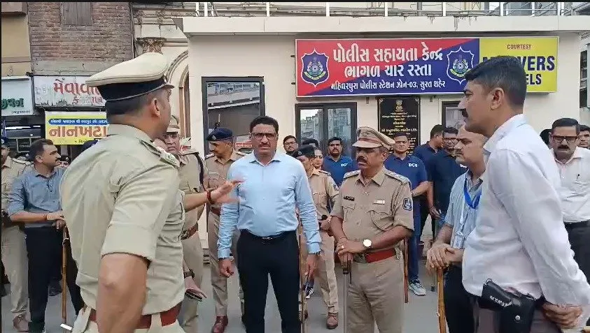 સુરતમાં તાજિયા વિસર્જનની તૈયારીઓ: રૂટ પર પોલીસનું ફૂટ પેટ્રોલિંગ, ચુસ્ત બંદોબસ્ત સાથે જવાનો તૈનાત! 3 surat.jpeg