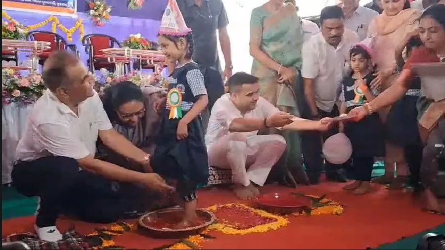 5,000 બાળકો સરકારી શાળામાં પ્રવેશ્યા: સુરતમાં મંત્રી હર્ષ સંઘવીની હાજરીમાં શાળા પ્રવેશોત્સવ 2 scho.jpg
