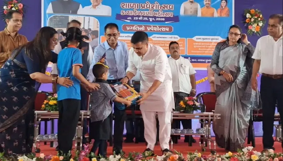 5,000 બાળકો સરકારી શાળામાં પ્રવેશ્યા: સુરતમાં મંત્રી હર્ષ સંઘવીની હાજરીમાં શાળા પ્રવેશોત્સવ 3 school.jpg