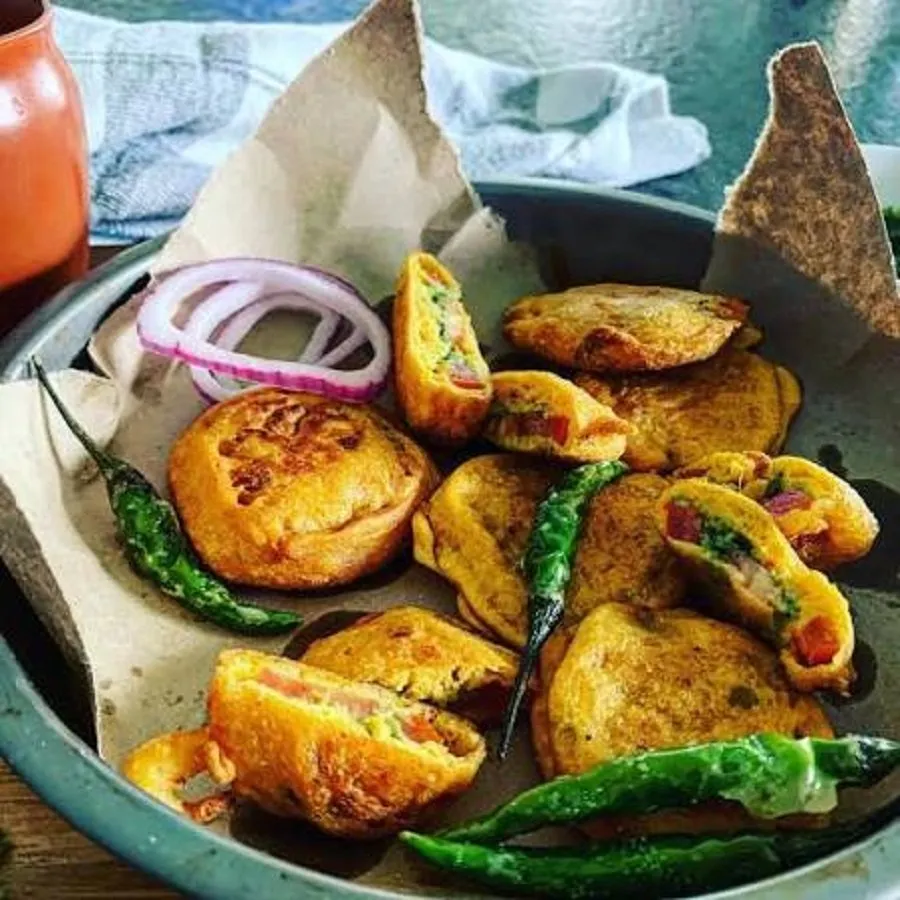 વરસાદની સીઝનમાં ટ્રાય કરો સુરતના પ્રખ્યાત 'ચીઝ ટામેટા ભજીયા' 3 Tomato Bhajiya.1.jpg