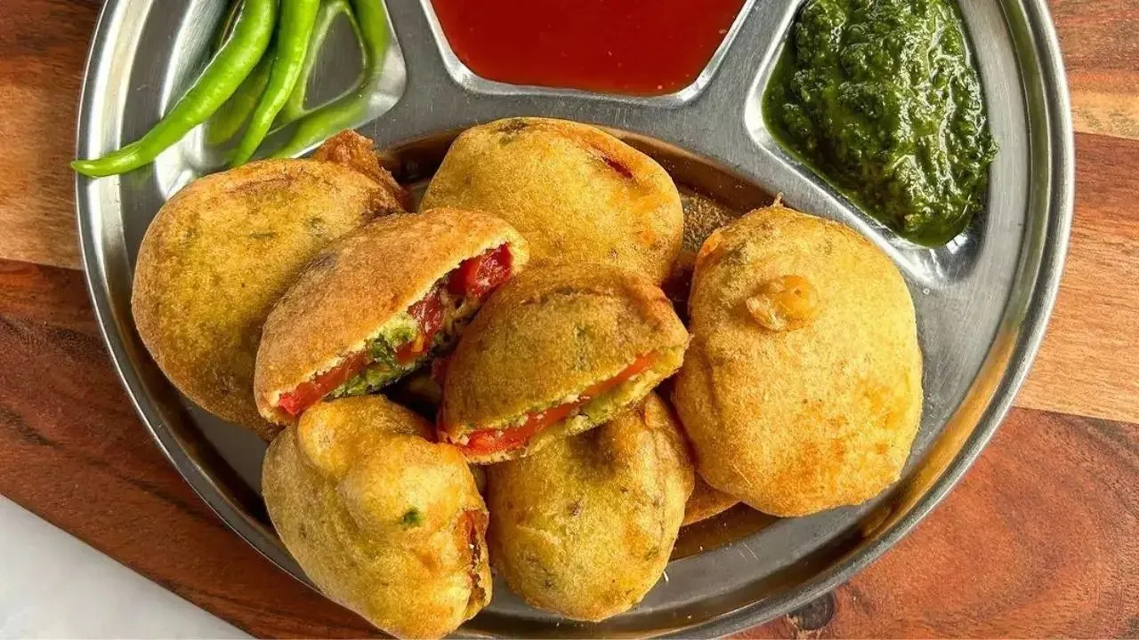 વરસાદની સીઝનમાં ટ્રાય કરો સુરતના પ્રખ્યાત 'ચીઝ ટામેટા ભજીયા' 2 Tomato Bhajiya.jpg