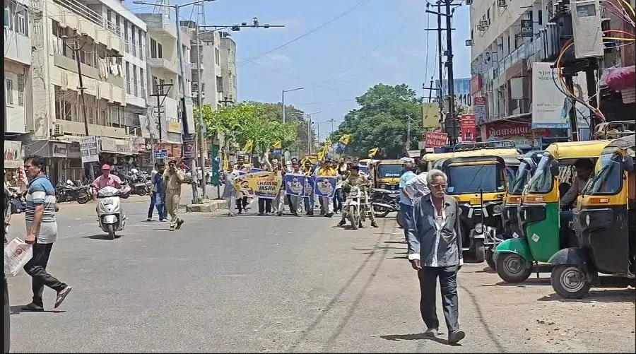 ચૈતર વસાવાના સમર્થનમાં આમ આદમી પાર્ટીનું શક્તિપ્રદર્શન: વેરાવળમાં યોજાઈ ભવ્ય પદયાત્રા 2 aap.jpg