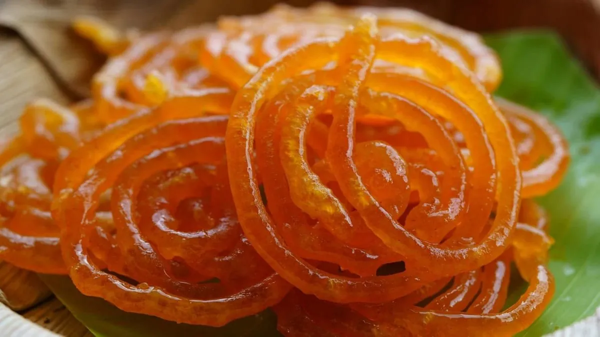 આથો લાવવાની ઝંઝટ વગર ઘરે જ બનાવો કંદોઈ જેવી ક્રિસ્પી અને રસીલી ઇન્સ્ટન્ટ જલેબી 2 Jalebi