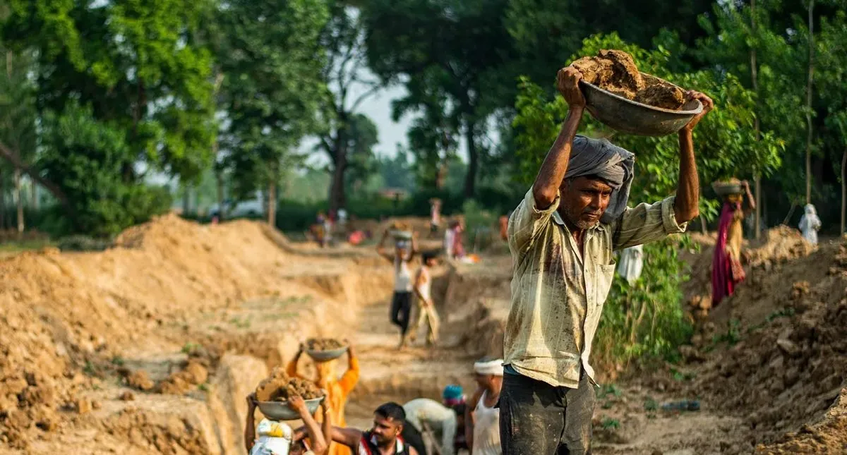 MGNREGA બંધ! હવે ગામડાના લોકો માટે આવી ગઈ નવી 'દમદાર' યોજના, જાણો શું બદલાયું? 2 manrega .jpg