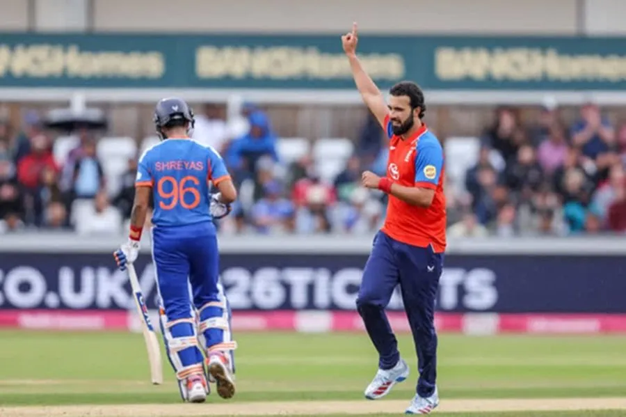 યુકે (UK) ના ઠંડા હવામાન અને સ્વિંગ પિચો સામે શ્રેયસ ઐયરની સેનાનો મોટો સંઘર્ષ 2 ind.jpg