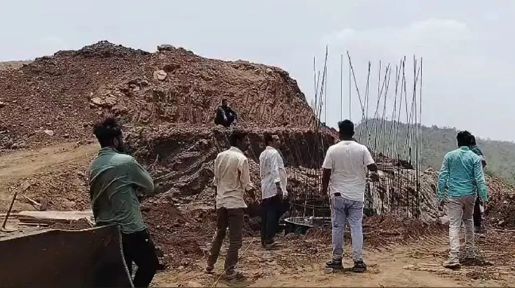 ₹1 કરોડ પાણીમાં? ચામઠણ તળાવના કામમાં ગંભીર બેદરકારી, જવાબદારો સામે કાર્યવાહીની માંગ 3 Vijayanagar