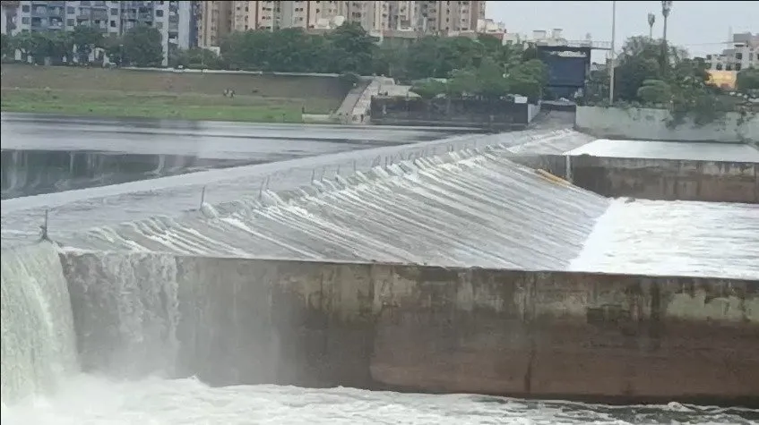 સુરત કોઝ્વે અપડેટ: પાણીની આવક ઘટતા સપાટીમાં ઘટાડો શરૂ, છતાં વાહન વ્યવહાર બંધ 2 Surat3.jpeg