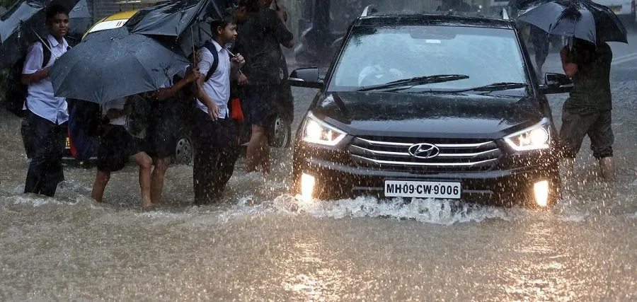 વરસાદમાં કારમાં પાણી ભરાઈ ગયું? ગભરાશો નહીં, આ રીતે બચાવો તમારી લાખોની ગાડી! 3 CAR.jpg