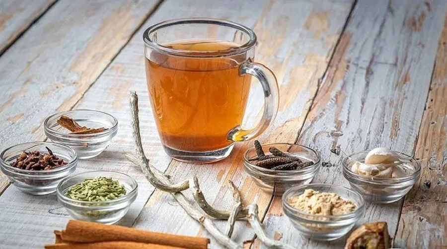 વરસાદમાં શરદી-ખાંસીથી રહેવું છે દૂર? ઘરે જ બનાવો આ ખાસ દેશી કાઢો! 3 kadha.jpg