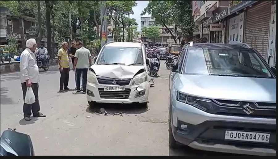 કતારગામમાં ફૂલ સ્પીડમાં આવતી કિયા કારે સર્જ્યો ભયાનક અકસ્માત 2 car.jpg