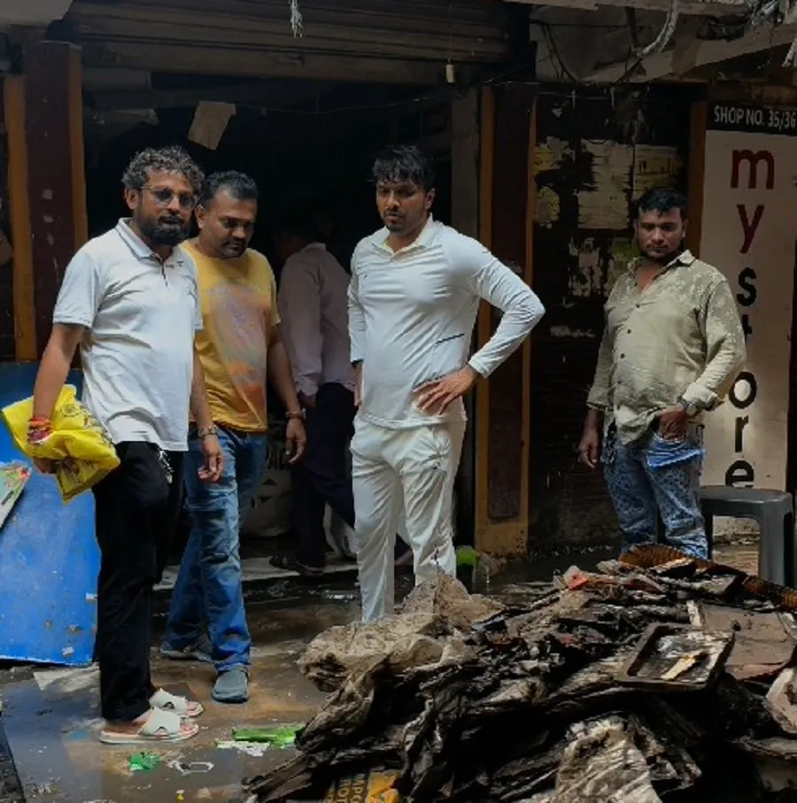 કળિયુગમાં પણ અકબંધ મિત્રતા! ખાડીપુરમાં નુકસાન વેઠનાર વેપારી મિત્રને મિત્રોએ કર્યા 10 લાખની મદદ 2 11.jpg