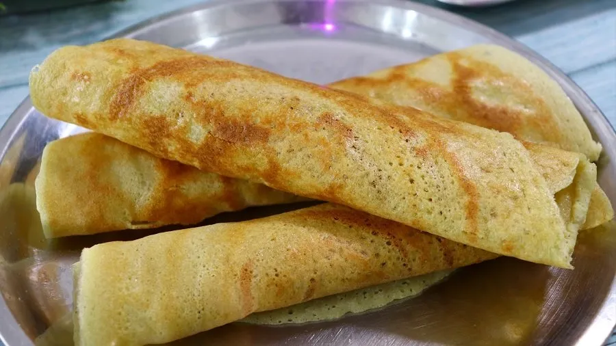 હવે વધેલા ભાત ફેંકવાની ભૂલ ન કરતા! બનાવો માત્ર ૧૦ મિનિટમાં ટેસ્ટી ક્રિસ્પી ઢોસા 2 Homemade Rice Dosa