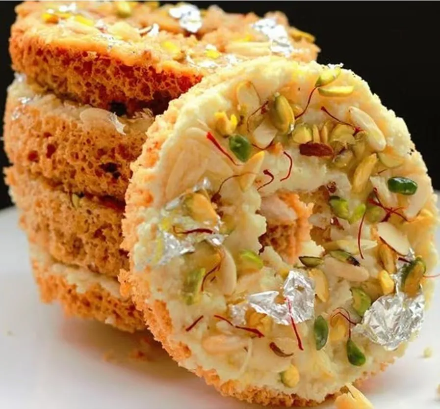 આ શ્રાવણમાં ઘરે જ બનાવો રાજસ્થાનનો પ્રખ્યાત હલવાઈ જેવો જાળીદાર ઘેવર 2 Ghewar.1.jpg